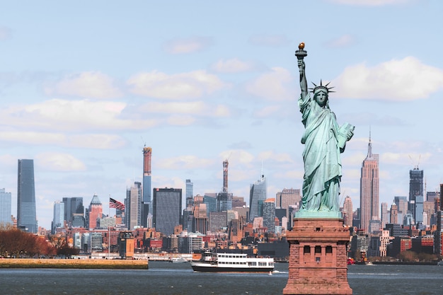 Photo la statue de la liberté sur la scène de new york coté rivière