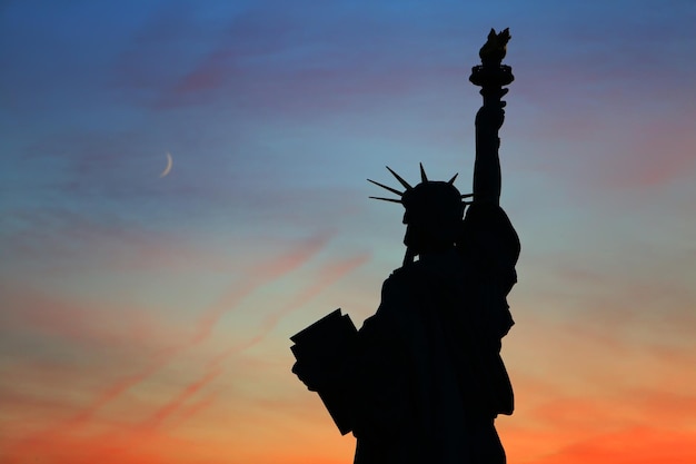 La Statue de la Liberté le soir