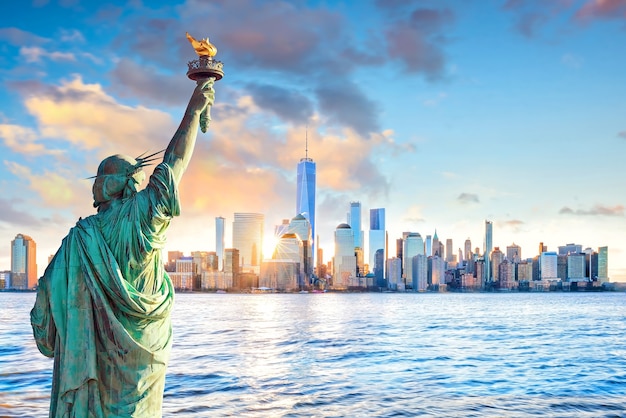 Statue de la liberté et les toits de la ville de New York au coucher du soleil, aux États-Unis