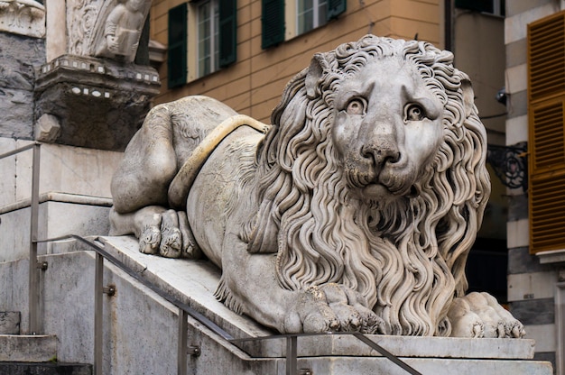 Photo statue de lion dans la cathédrale de san lorenzo à gênes, italie