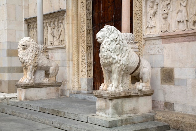 Statue de lion à l'église cathédrale, Modène, Italie