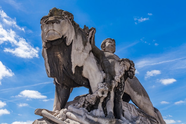 Statue Lion à l&#39;enfant au Pont Alexandre III à Paris