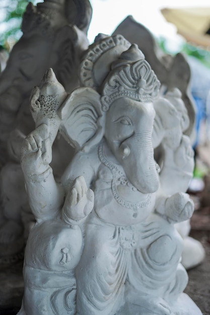 Statue de Lord Ganesha conservée dans un magasin avant la mise au point sélective de Ganesh Chaturthi