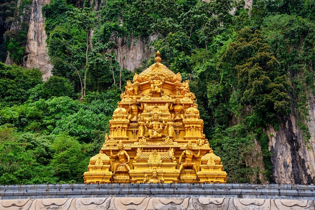 Statue de Lord Muragan et entrée aux grottes de Batu à Kuala Lumpur, Malaisie.