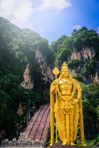 Statue de Lord Muragan et entrée aux grottes de Batu