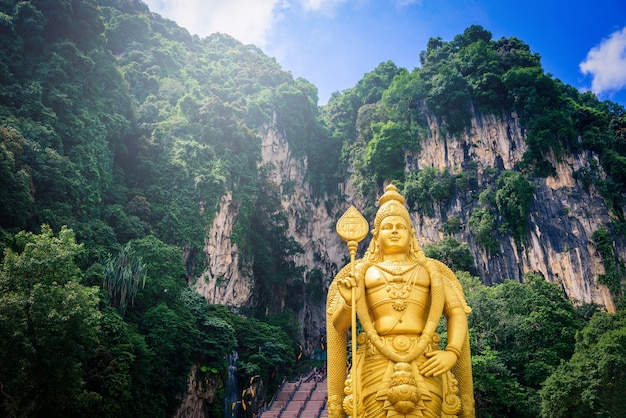 Statue de Lord Muragan et entrée aux grottes de Batu