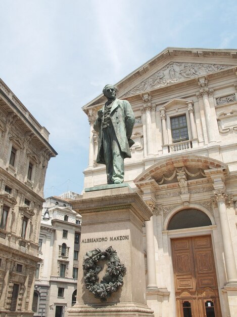 Statue de Manzoni, Milan