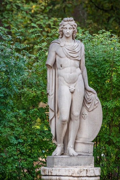 Statue en marbre d'Apollon à Pavlovsk, Russie