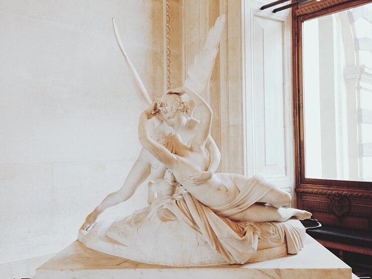 Photo statue en marbre au musée du louvre