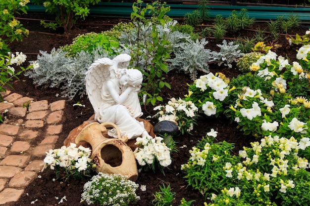 Statue en marbre blanc d'ange dans le jardin ornemental