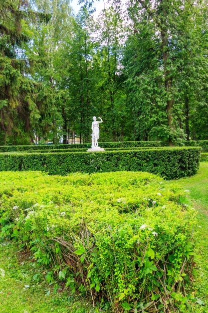 Statue en marbre de Dancer dans le parc de Pavlovsk Russie