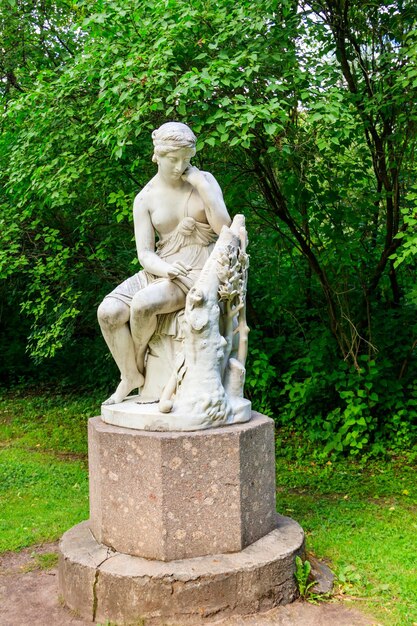 Statue en marbre Erminia dans le parc de Pavlovsk Russie