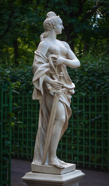 Statue en marbre de Justitia dans le jardin d'été Saint Petersburg Russie