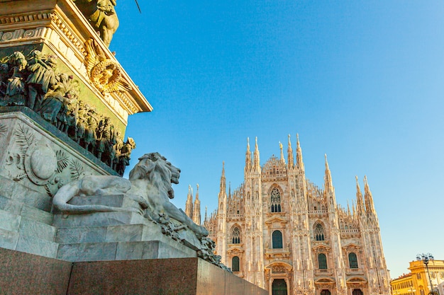 Statue de marbre de lion près de la célèbre église de la cathédrale de Milan Duomo di Milano.