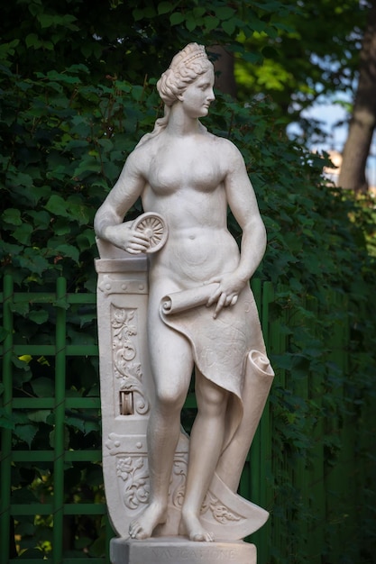 Statue en marbre de la navigation dans le jardin d'été Saint Petersburg Russie