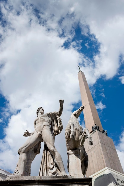 Statue médiévale de Rome avec obélisque