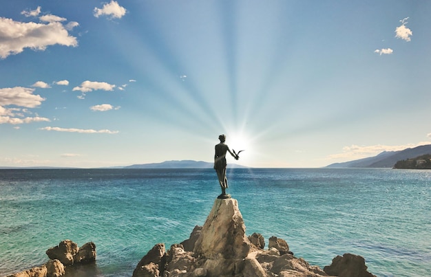 Photo statue sur la mer