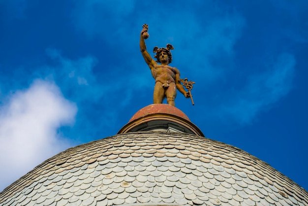 Statue de Mercure sur le toit d'un immeuble à Novi Sad, en Serbie. Cette statue en bronze doré a été réalisée en 1921 par le sculpteur Djordje Jovanovic.