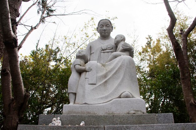 Statue mère et enfant dans le temple Haedong Yonggungsa pour les coréens et les voyageurs étrangers voyage visite respect prière bénisse souhait dans la ville de Gijang le 18 février 2023 à Busan ou Pusan Corée du Sud