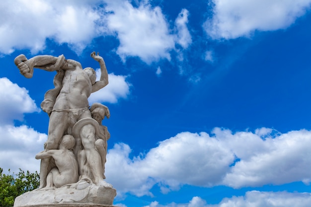 Statue La Misere au Jardin des Tuileries à Paris