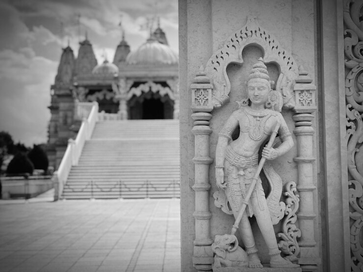 Photo statue sur le mur du temple