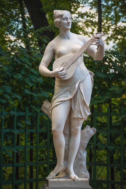 Statue de muse Terpsichore dans le jardin d'été Saint Petersburg Russie