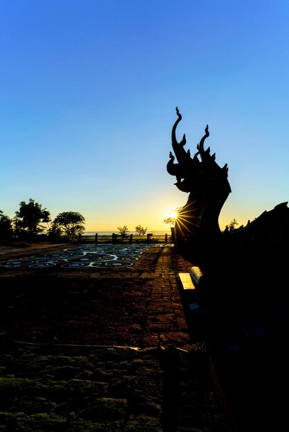 Statue Naga rétroéclairé décoré dans le temple Ubon Ratchathani Thaïlande