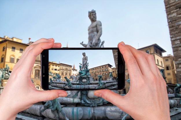 Statue de Neptune Florence Italie jour d'été clair. touriste prend une photo