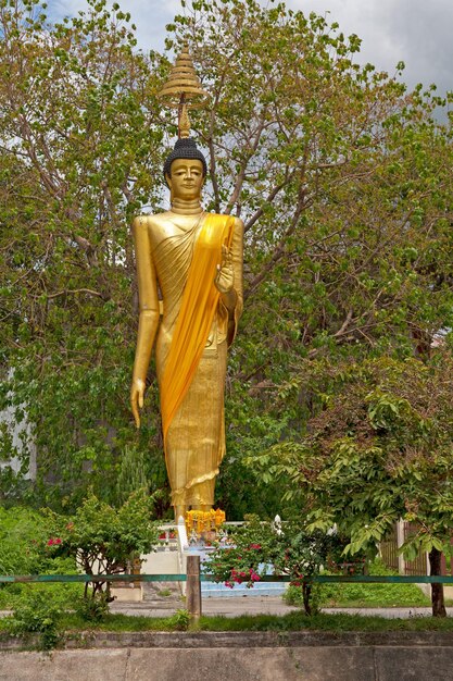 Statue en or du Bouddha debout à Hat Yai