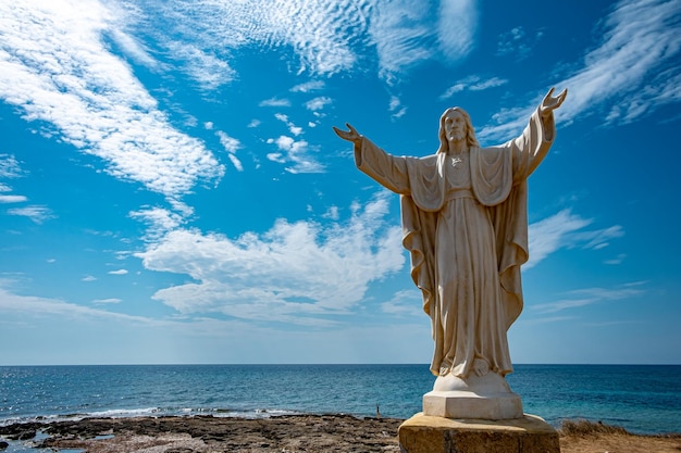 Photo statue par la mer contre le ciel