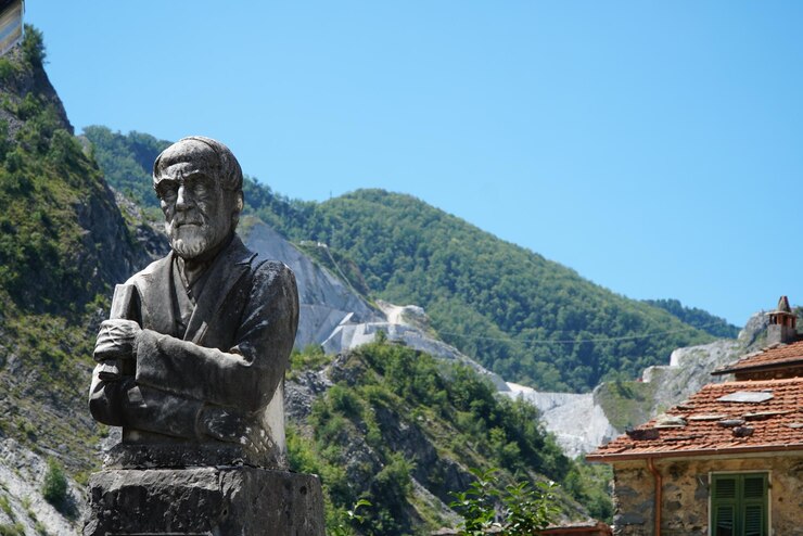 Photo statue par montagne contre un ciel clair