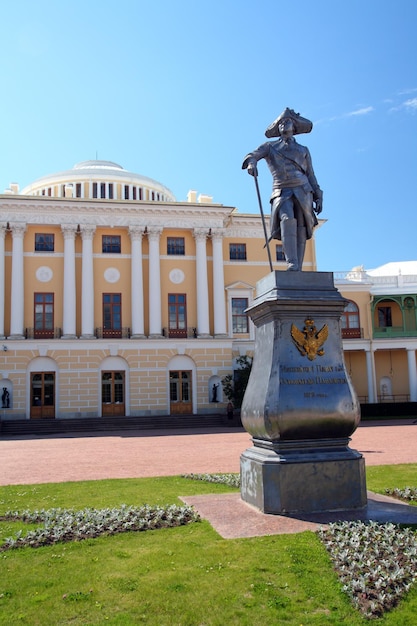 Statue de Pavel 1 et Grand Palais à Pavlovsk