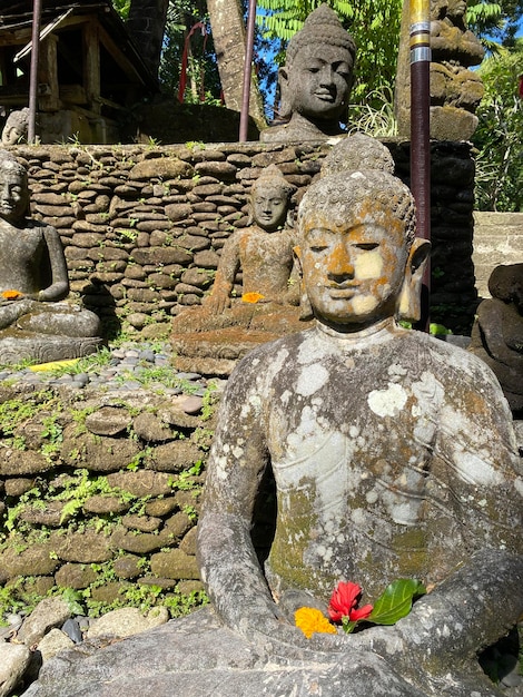 Une statue d'une personne tenant une fleur