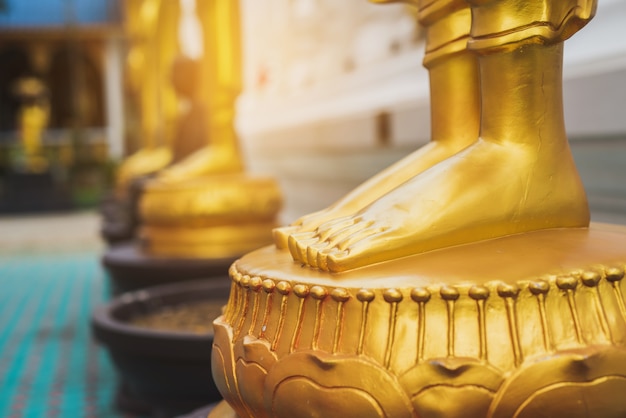 Statue de pieds de Bouddha doré