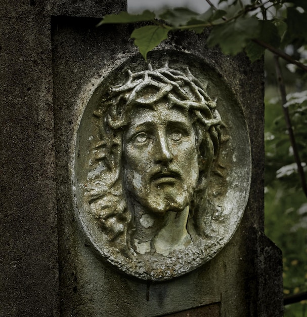 Statue en pierre antique de la couronne d'épines de Jésus-Christ