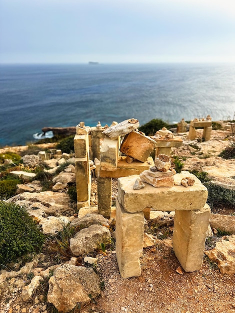 Photo une statue de pierre assise sur une falaise surplombant l'océan