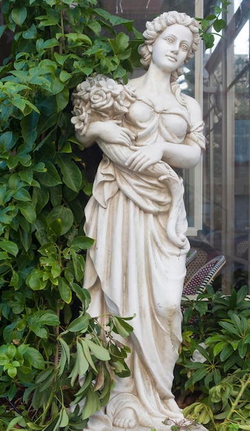 Statue en pierre d'une fille