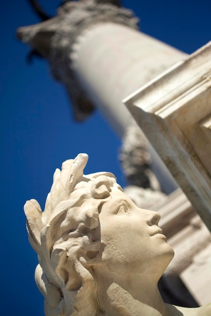 Statue en pierre d'un monument français