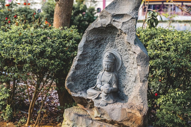 Statue en pierre sculptée de la déesse Guanyin dans le temple de Fo Guang Shan, à Taïwan. Le musée du Bouddha de fo Guang Shan, anciennement connu sous le nom de Centre commémoratif du Bouddhisme