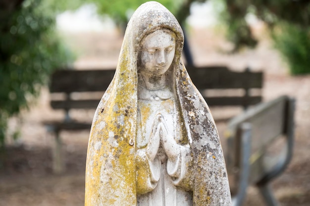 Statue en pierre de la Vierge Marie