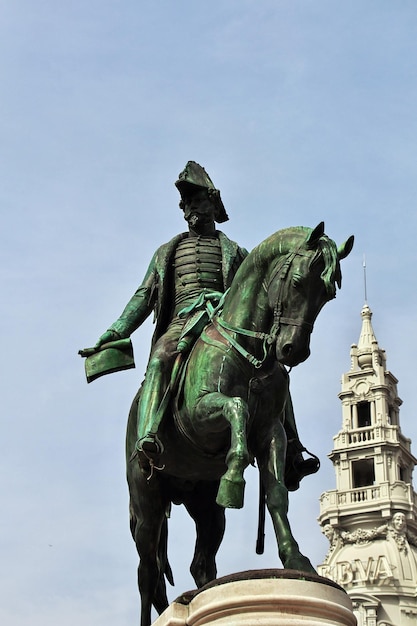 La statue sur la place Liberdade à Porto Portugal