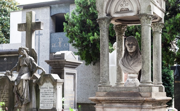 Statue de plus de 100 ans. Cimetière situé dans le nord de l'Italie.