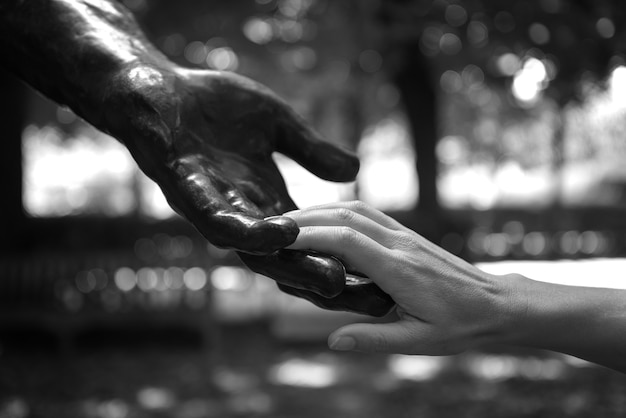 Statue de Rodin avec des mains humaines