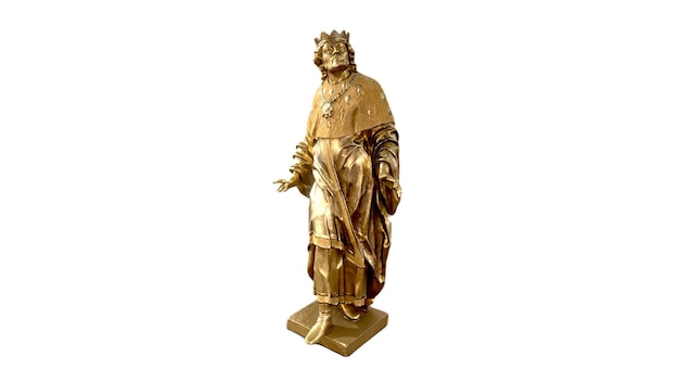 Une statue d'un roi avec une couronne sur la tête.