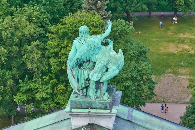 Statue de Saint-Jean avec un aigle sur le toit de la cathédrale Saint-Isaac à Saint-Pétersbourg.