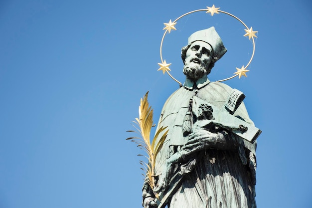 Photo statue de saint-jean népomucène pour les tchécoslovaques et les voyageurs étrangers visitant le pont charles traversant la rivière vltava le 30 août 2017 à prague république tchèque