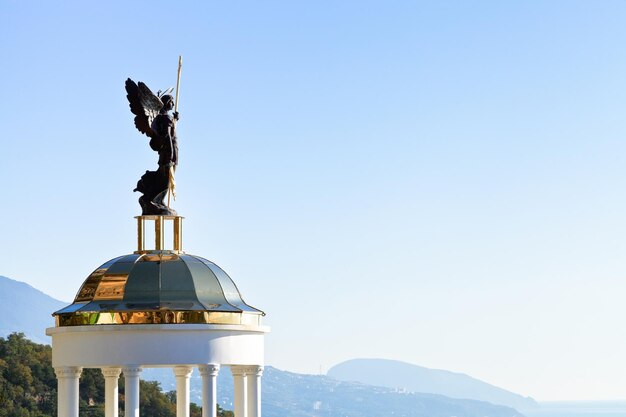 Statue de Saint Michel Archange sur le kiosque Crimée