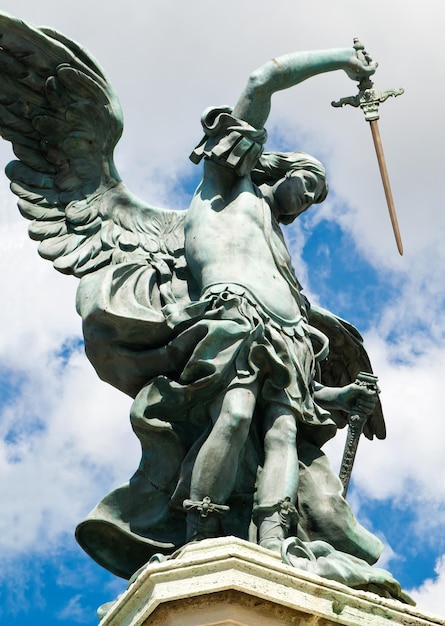 Statue de Saint Michel au sommet du Castel Sant'Angelo Rome