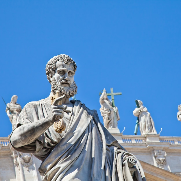 Statue de Saint Pierre sur la Place Saint Pierre (Rome, Italie) avec fond de ciel bleu