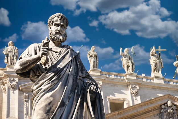 Photo statue de saint-pierre tenant une clé au vatican rome italie